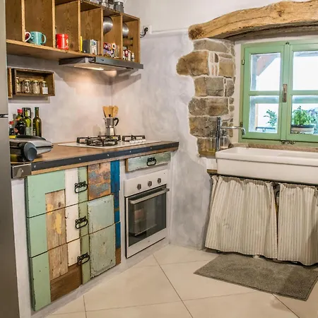 Casa de Férias 2 Bedroom Awesome In Ipsi Antonci (Groznjan)